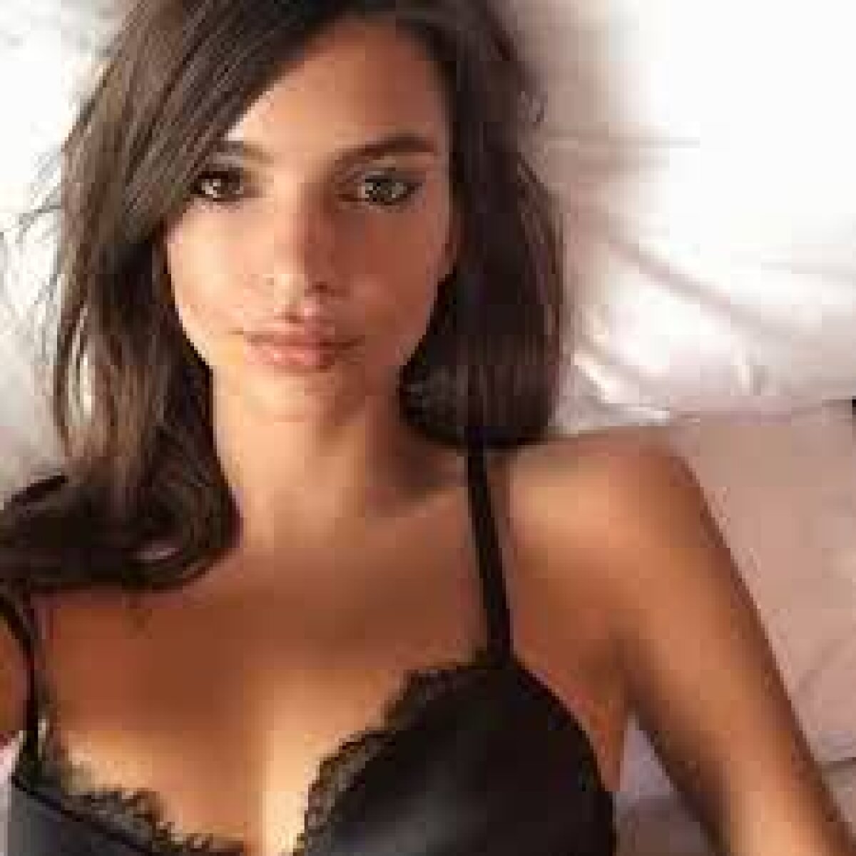 FOTO Imaginea de 2 milioane de like-uri » Emily Ratajkowski a fost în tribune și a dedicat cea mai sexy poză posibilă unui sportiv legendar