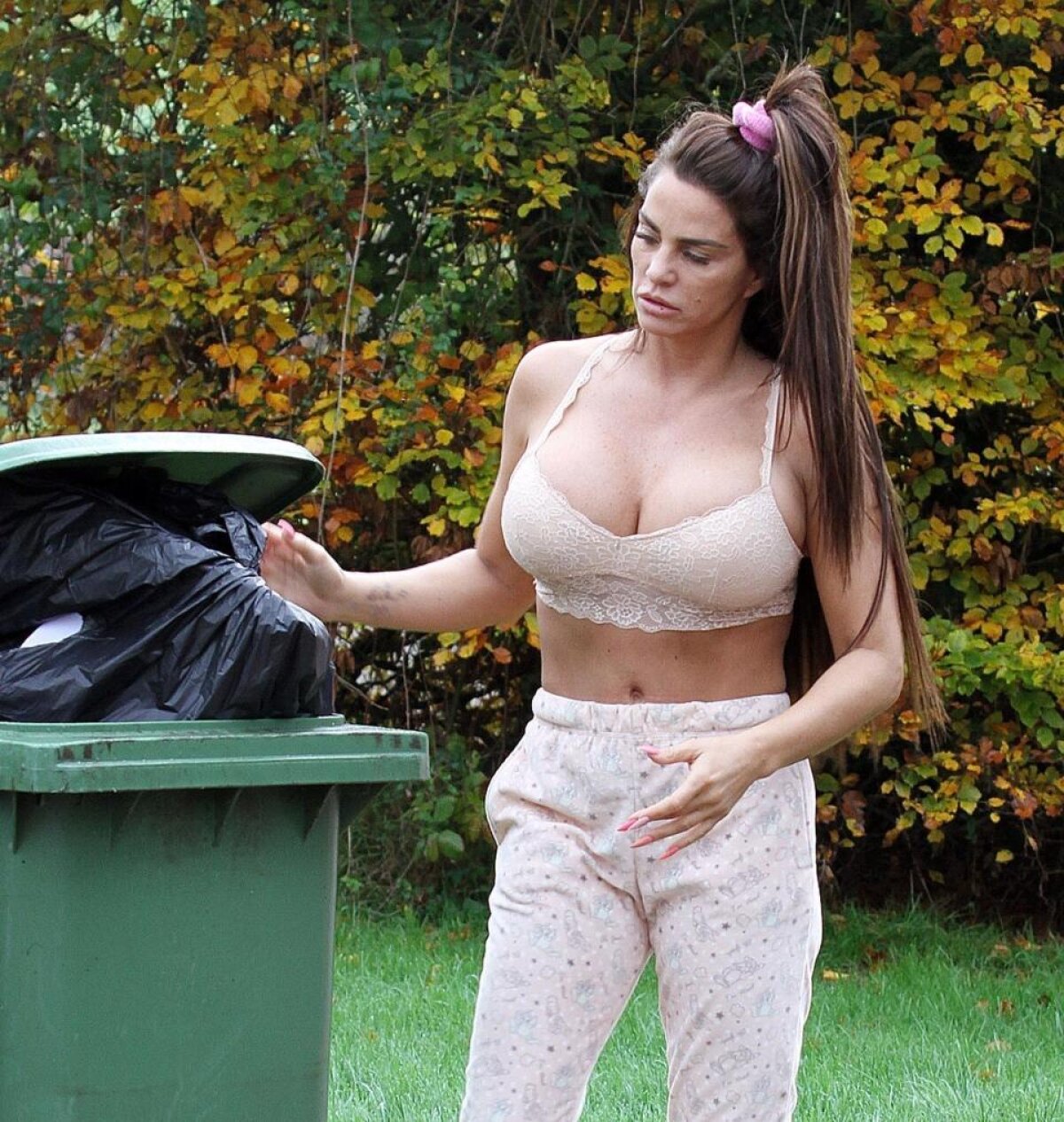 FOTO WOOOW! O vedetă TV a ieșit să ducă gunoiul, dar a uitat să își ia hainele pe ea