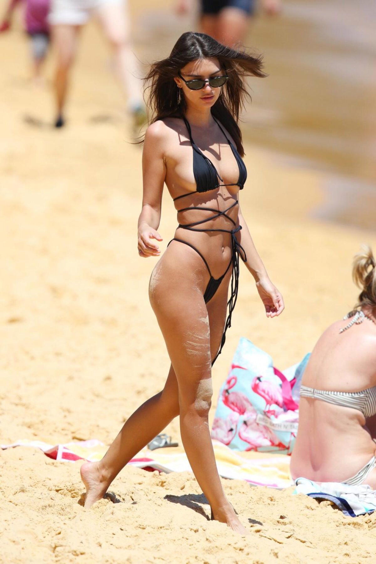 FOTO Ce sexy e! Emily Ratajkowski și-a făcut apariția în cei mai minusculi bikini pe o plajă din Sydney