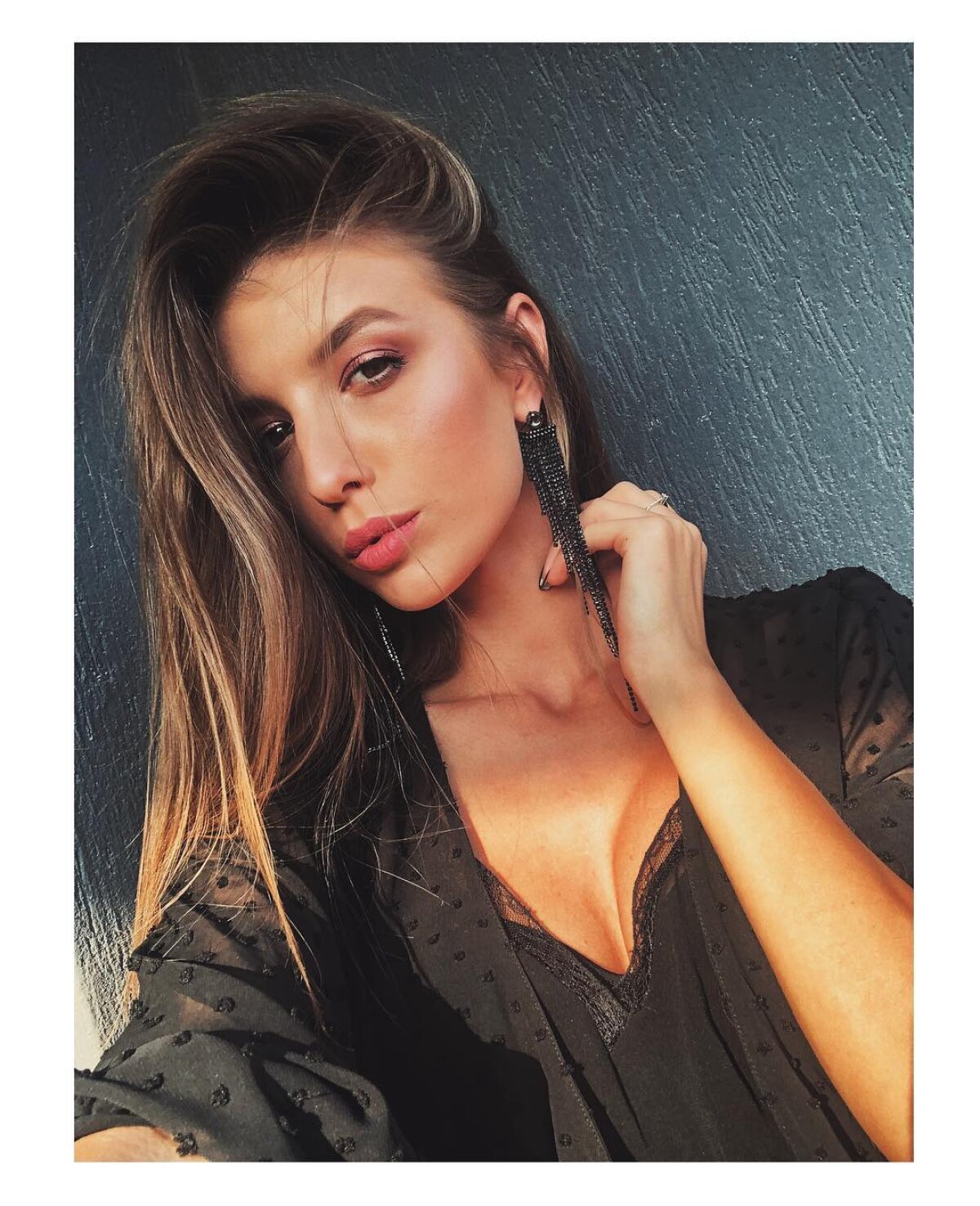 GALERIE FOTO Superba Diana! Un fotbalist din Liga 1 are lângă el o iubită foarte frumoasă cu o voce de aur