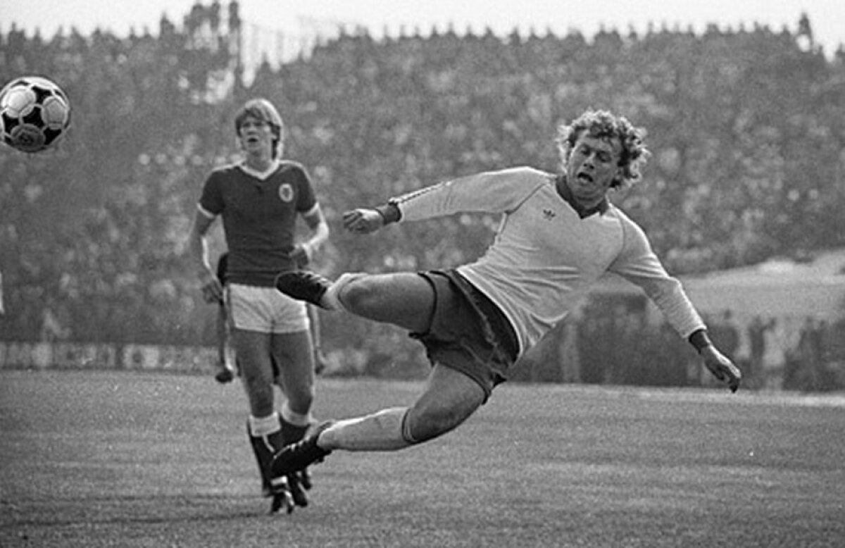 FOTO Imagini inedite din Bănie » Ce a făcut Mititelu cu tricoul în care Balaci a marcat la returul cu Benfica