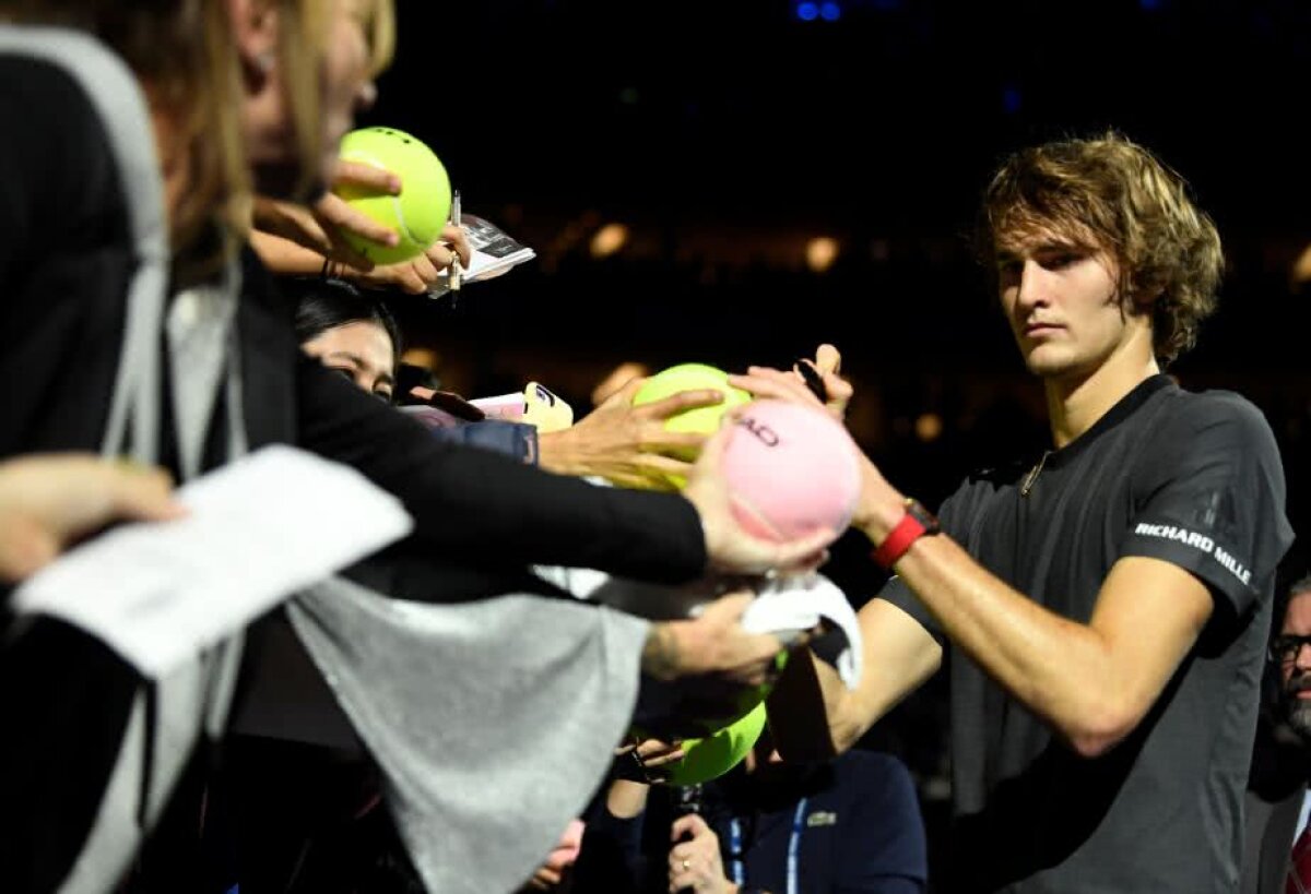 TURNEUL CAMPIONILOR // VIDEO + FOTO Zverev l-a bătut pe Federer și merge în finală » Toți fanii l-au huiduit: "Nu am greșit cu nimic"