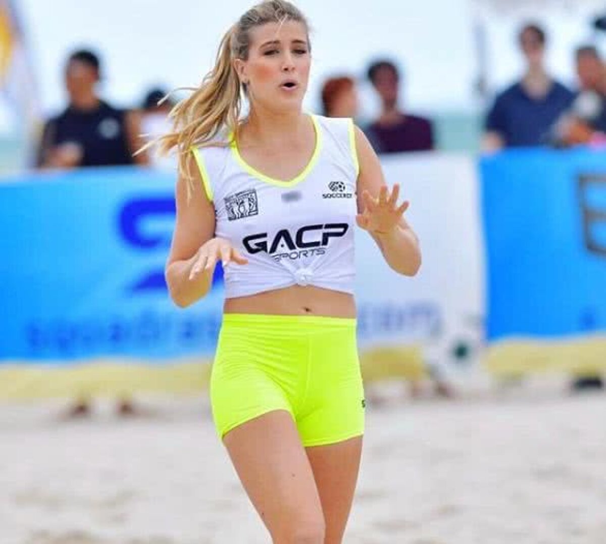 GALERIE FOTO Eugenie Bouchard, apariție supersexy la fotbal pe plajă! A atras toate privirile cu ținuta ei 