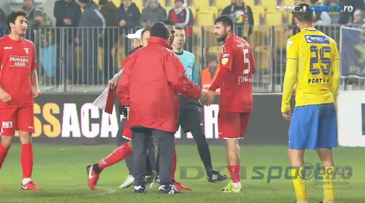 PETROLUL - UTA 2-2 // FOTO Imagini incredibile la Ploiești! Ionuț Popa a intrat pe teren să agreseze un jucător: "Îl strângeam de gât, îl omoram. Intram la închisoare!"