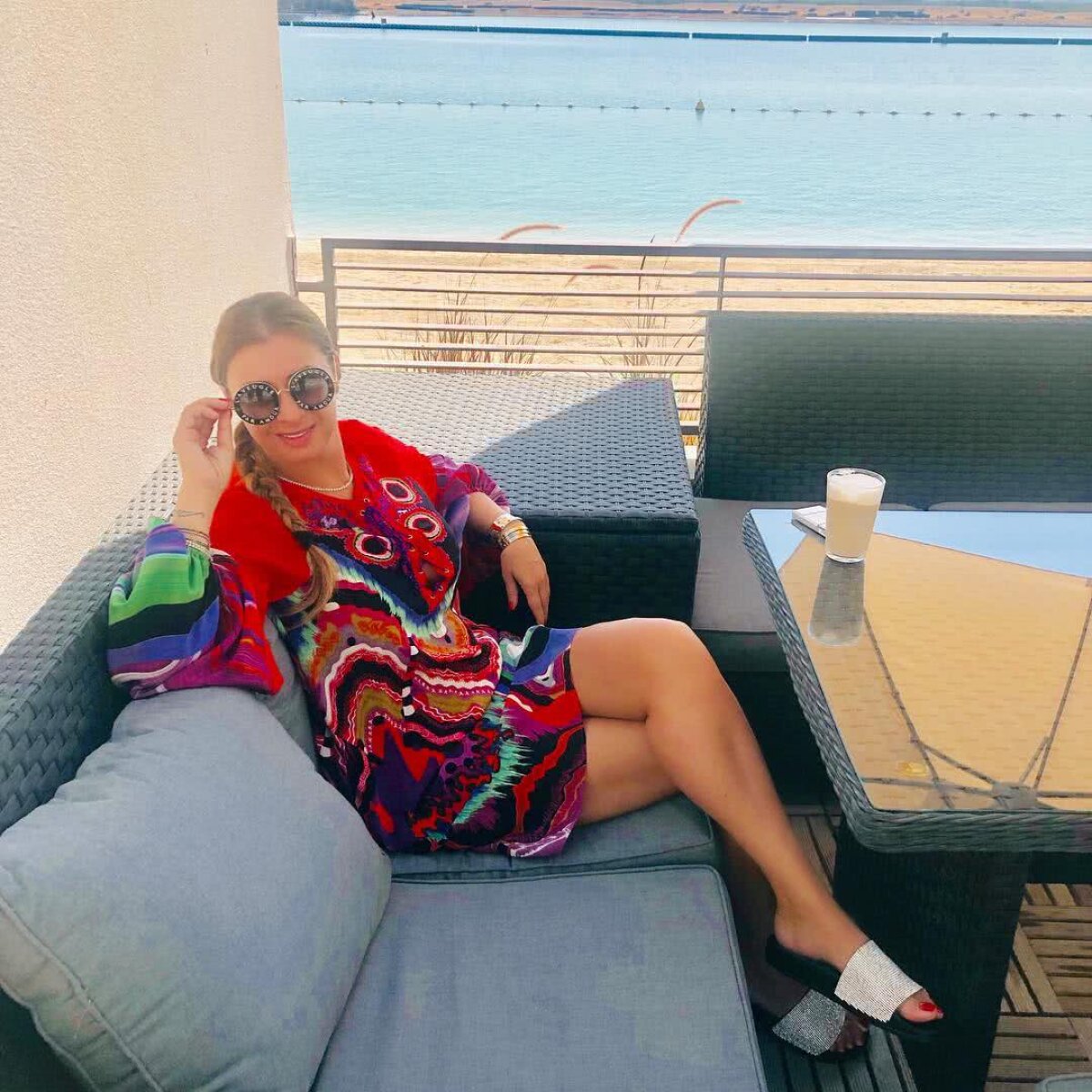 FOTO 5 poze în 24 de ore! Anamaria Prodan i-a înnebunit pe arabi cu formele sale! Cum s-a pozat pe plaja din Abu Dhabi, unde e interzis să faci topless și să porți tanga