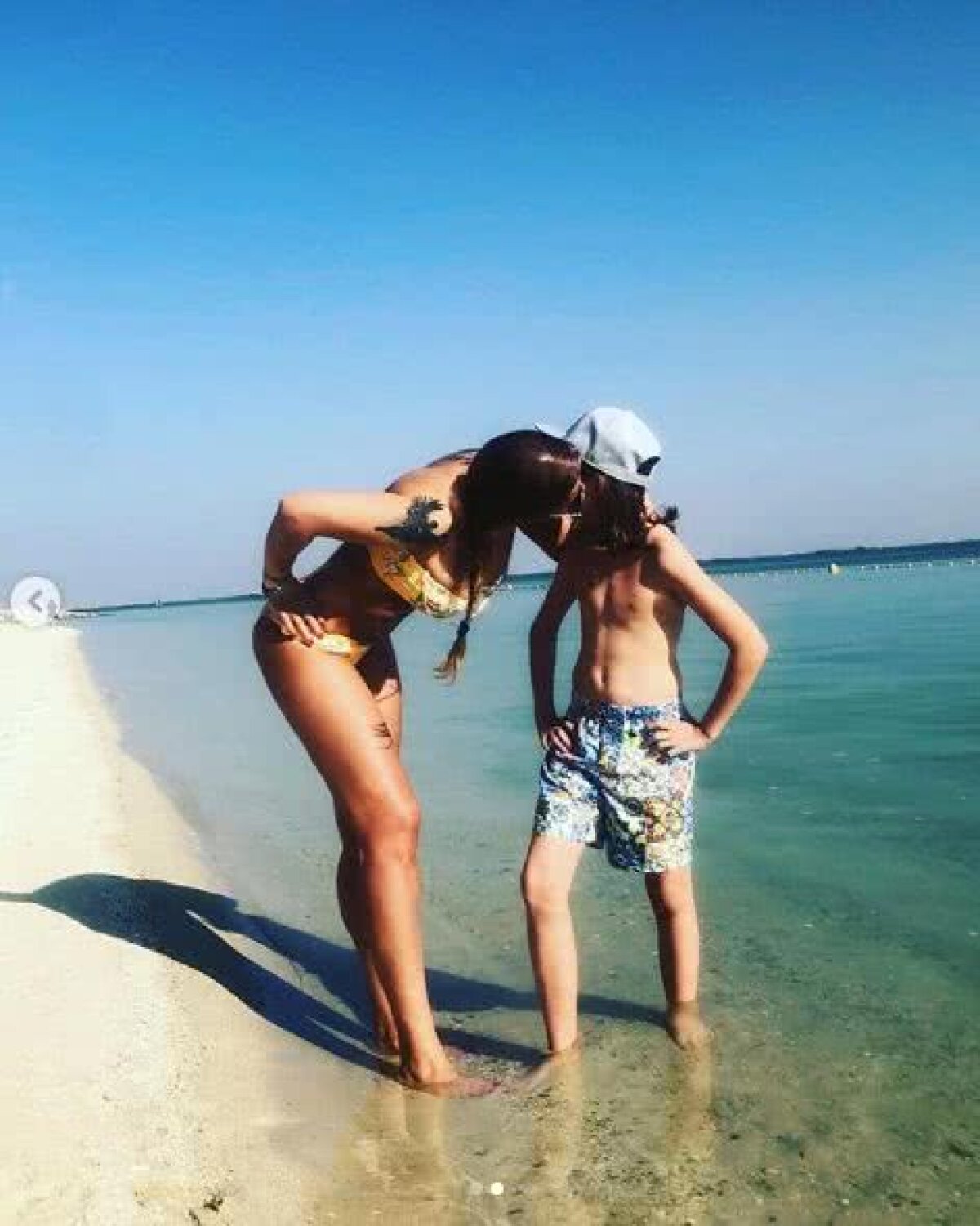 FOTO 5 poze în 24 de ore! Anamaria Prodan i-a înnebunit pe arabi cu formele sale! Cum s-a pozat pe plaja din Abu Dhabi, unde e interzis să faci topless și să porți tanga