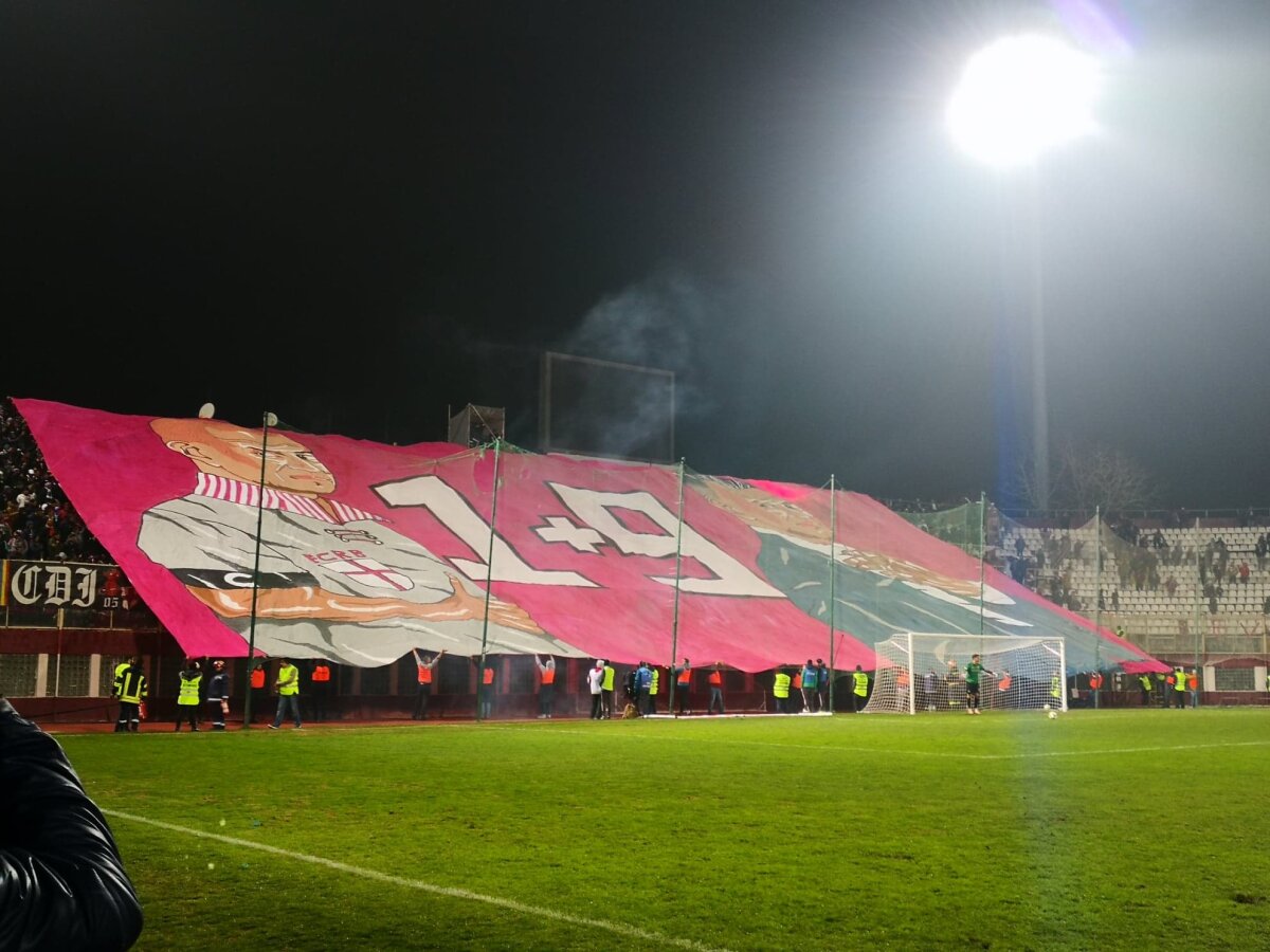 FOTO Daniel Pancu, ultimul meci la Rapid // Cadoul primit + Bannerul genial al fanilor: "Gradenele se frâng, amintirile rămân"
