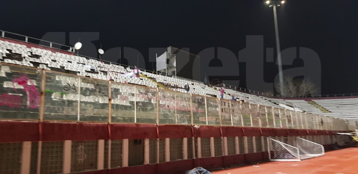 GALERIE FOTO Jandarmii au stat în calea fericirii fanilor rapidiști » Imaginea dezolantă a peluzei 