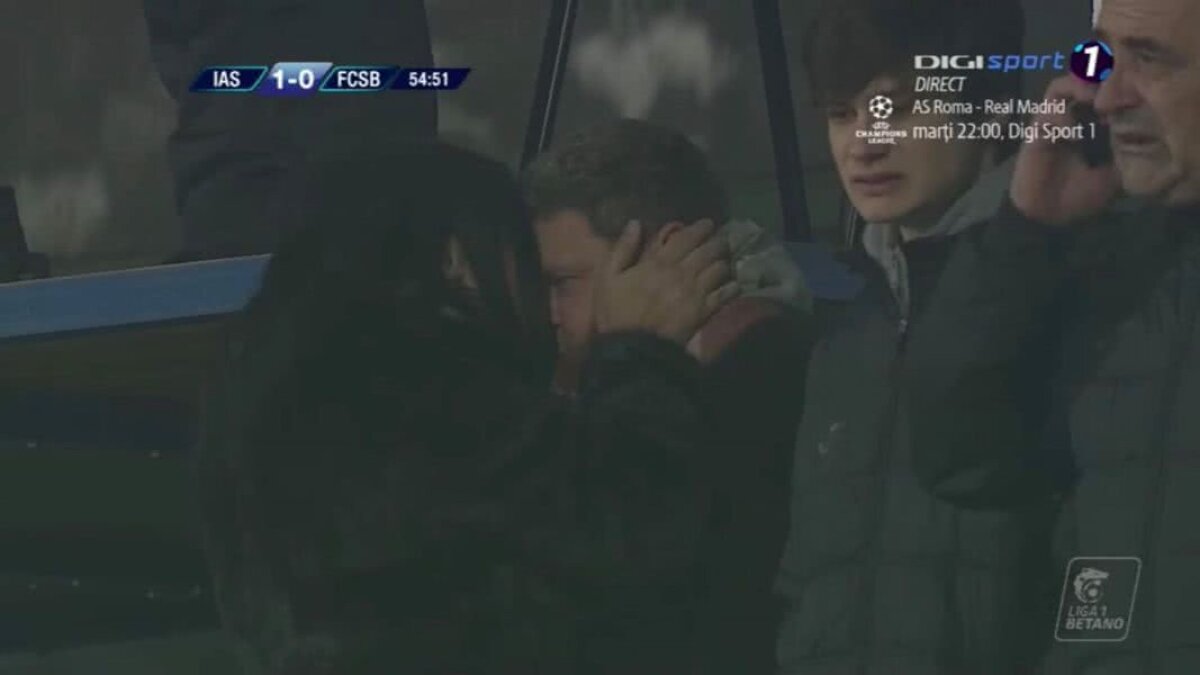 FOTO Momente de tandrețe în timpul meciului Iași - FCSB » Un oficial al echipei în prim plan