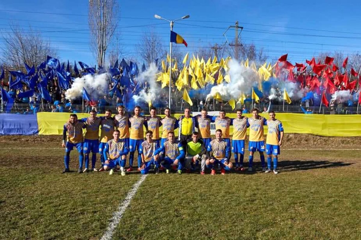 FOTO + VIDEO Se întâmplă în Liga a 6-a din România » Scenografie demnă de un derby: fanii au colorat o tribună întreagă și au făcut spectacol 