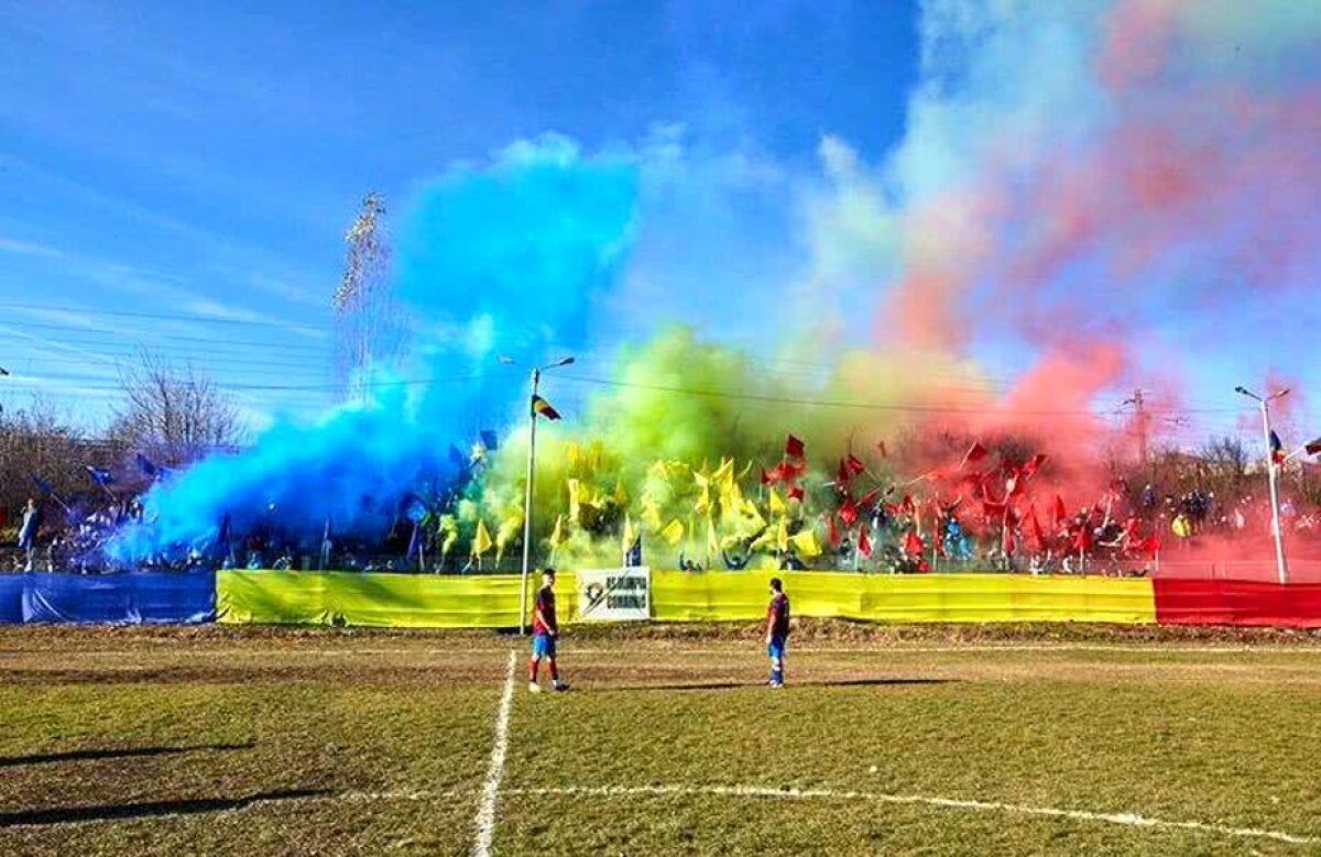 FOTO + VIDEO Se întâmplă în Liga a 6-a din România » Scenografie demnă de un derby: fanii au colorat o tribună întreagă și au făcut spectacol 