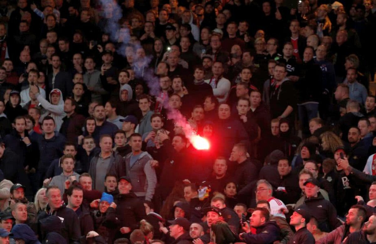 GALERIE FOTO Atenție, imagini dure! Violențe fără precedent la AEK Atena - Ajax: sticle incendiare și lupte grele cu forțele de ordine