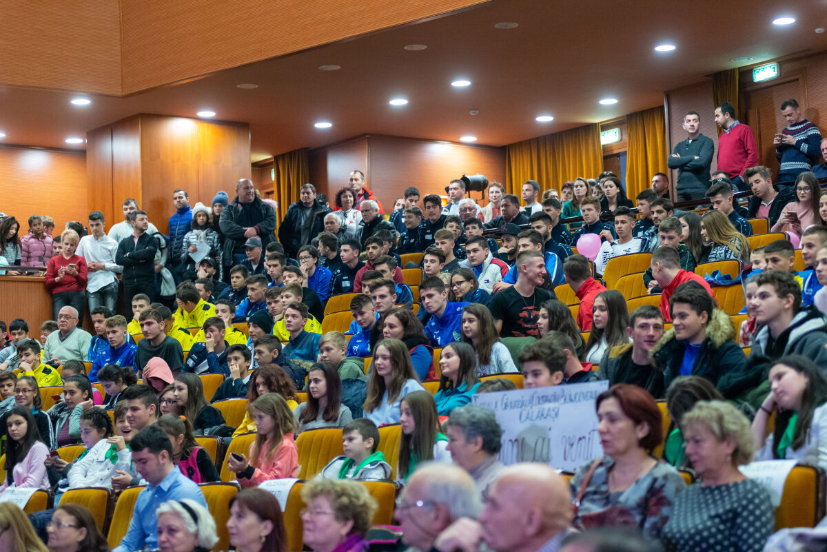 VIDEO+FOTO 12 imagini inedite cu Simona Halep: a dansat cu aromânii și a înfruntat viscolul din Călărași