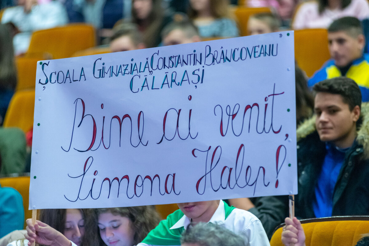 VIDEO+FOTO 12 imagini inedite cu Simona Halep: a dansat cu aromânii și a înfruntat viscolul din Călărași