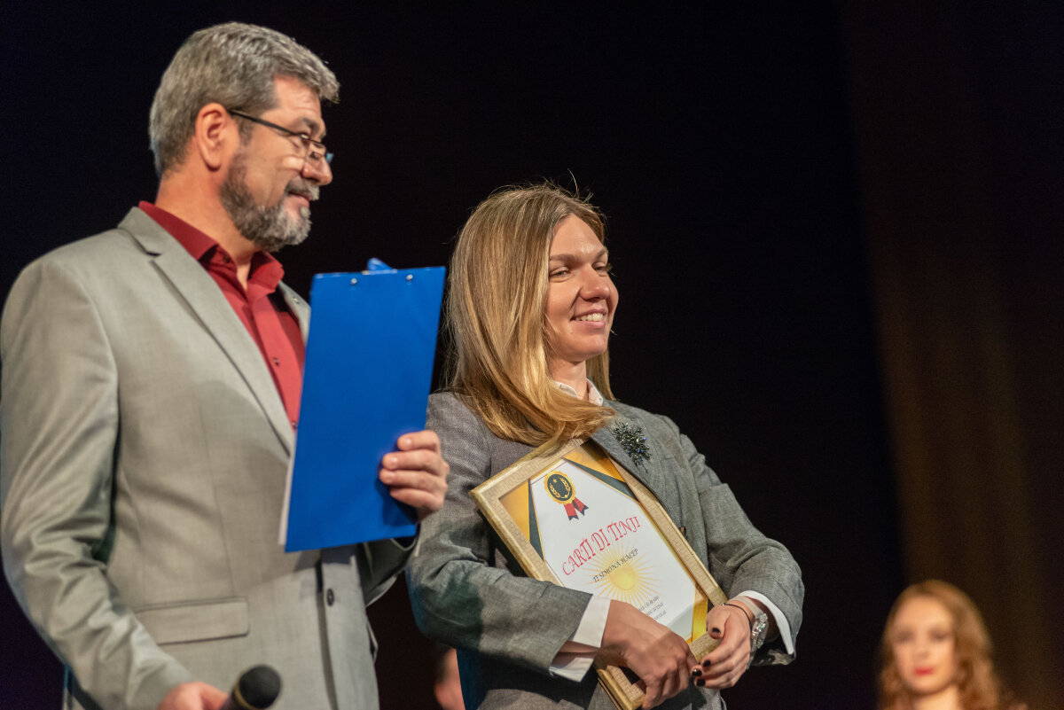 VIDEO+FOTO 12 imagini inedite cu Simona Halep: a dansat cu aromânii și a înfruntat viscolul din Călărași