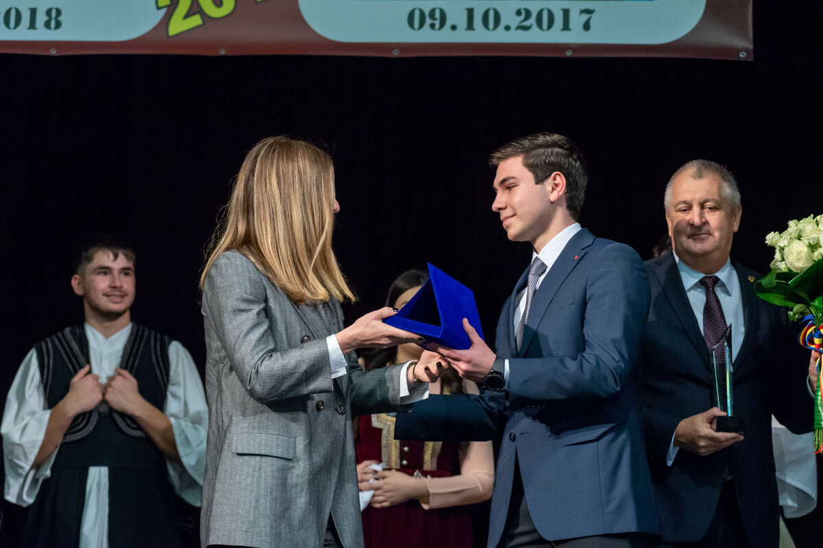 VIDEO+FOTO 12 imagini inedite cu Simona Halep: a dansat cu aromânii și a înfruntat viscolul din Călărași