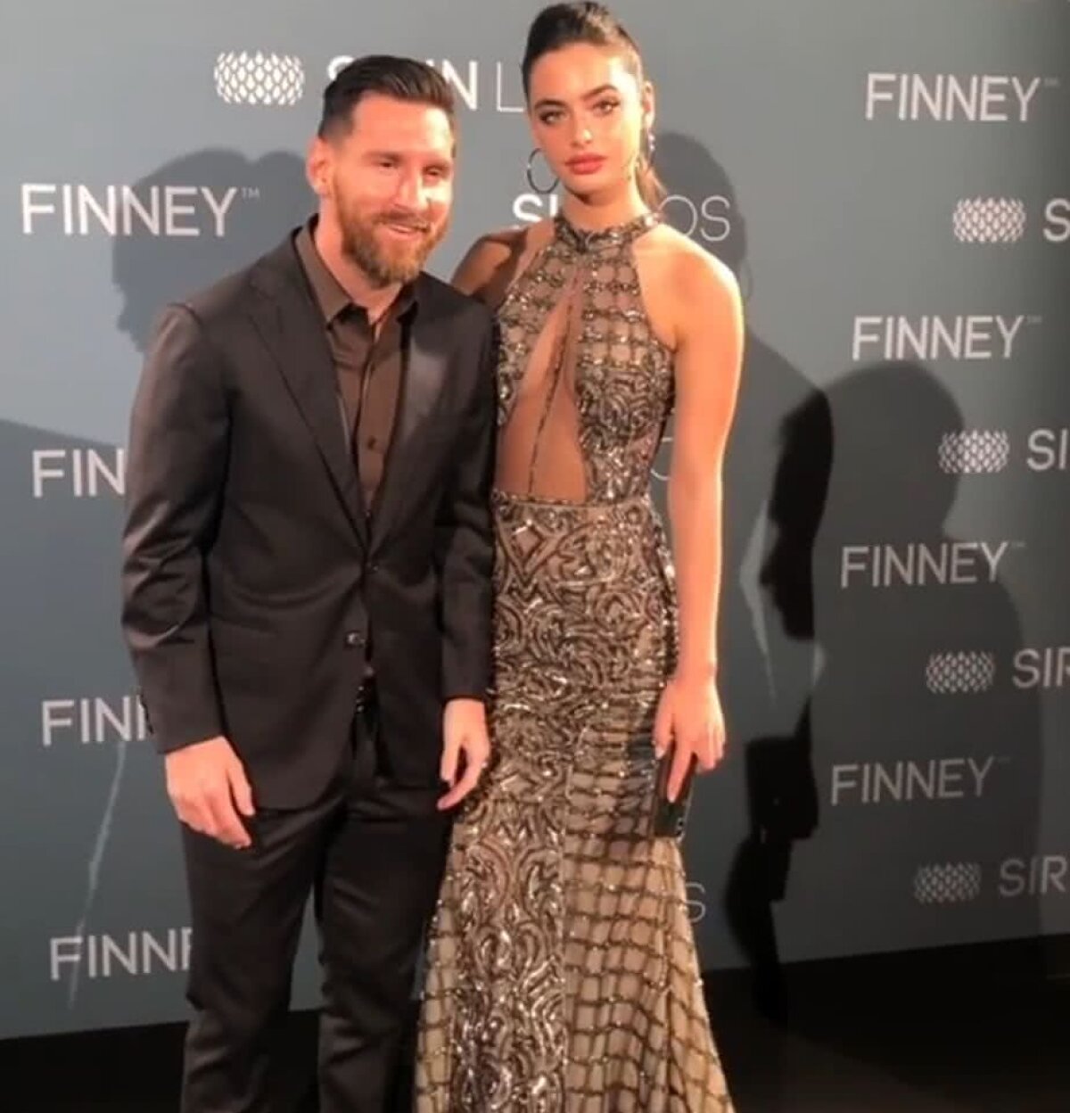 GALERIE FOTO și VIDEO Nu le-a venit să creadă ce face Leo Messi pe covorul roșu, alături de o bombă sexy de 18 ani! 