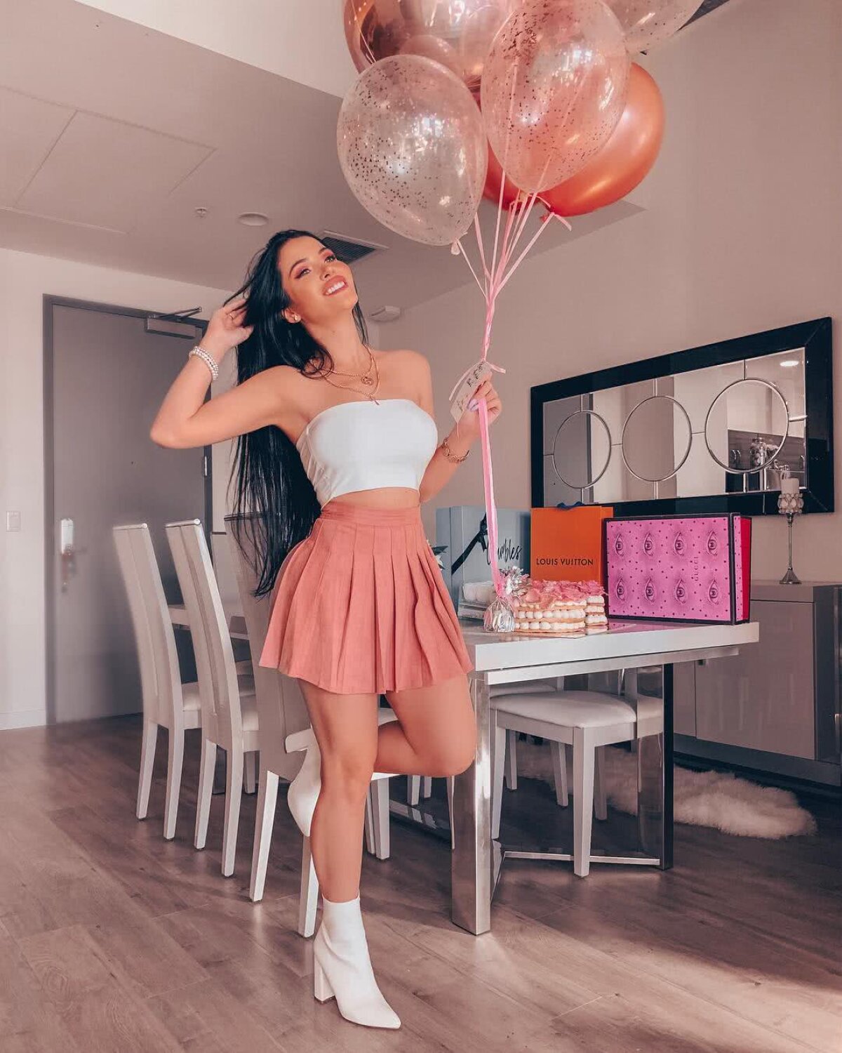 FOTO WOOOW!!! Toată lumea o confundă cu Megan Fox, dar în realitate e și mai focoasă! Arată INCENDIAR