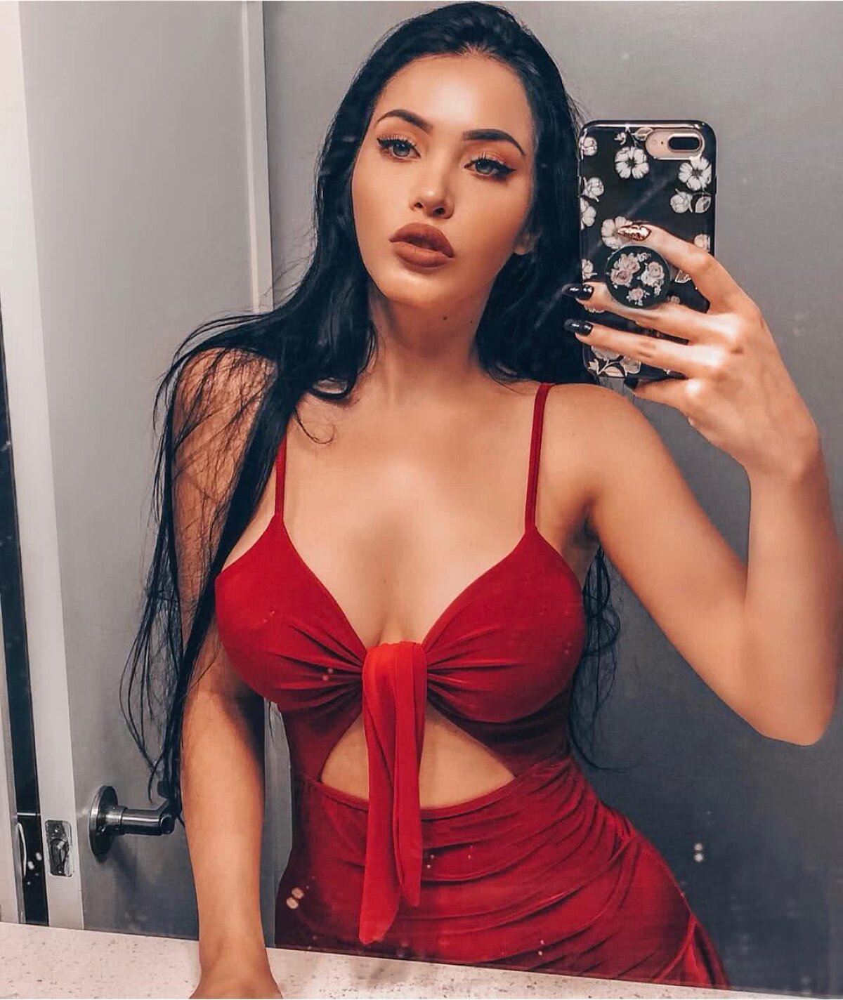 FOTO WOOOW!!! Toată lumea o confundă cu Megan Fox, dar în realitate e și mai focoasă! Arată INCENDIAR