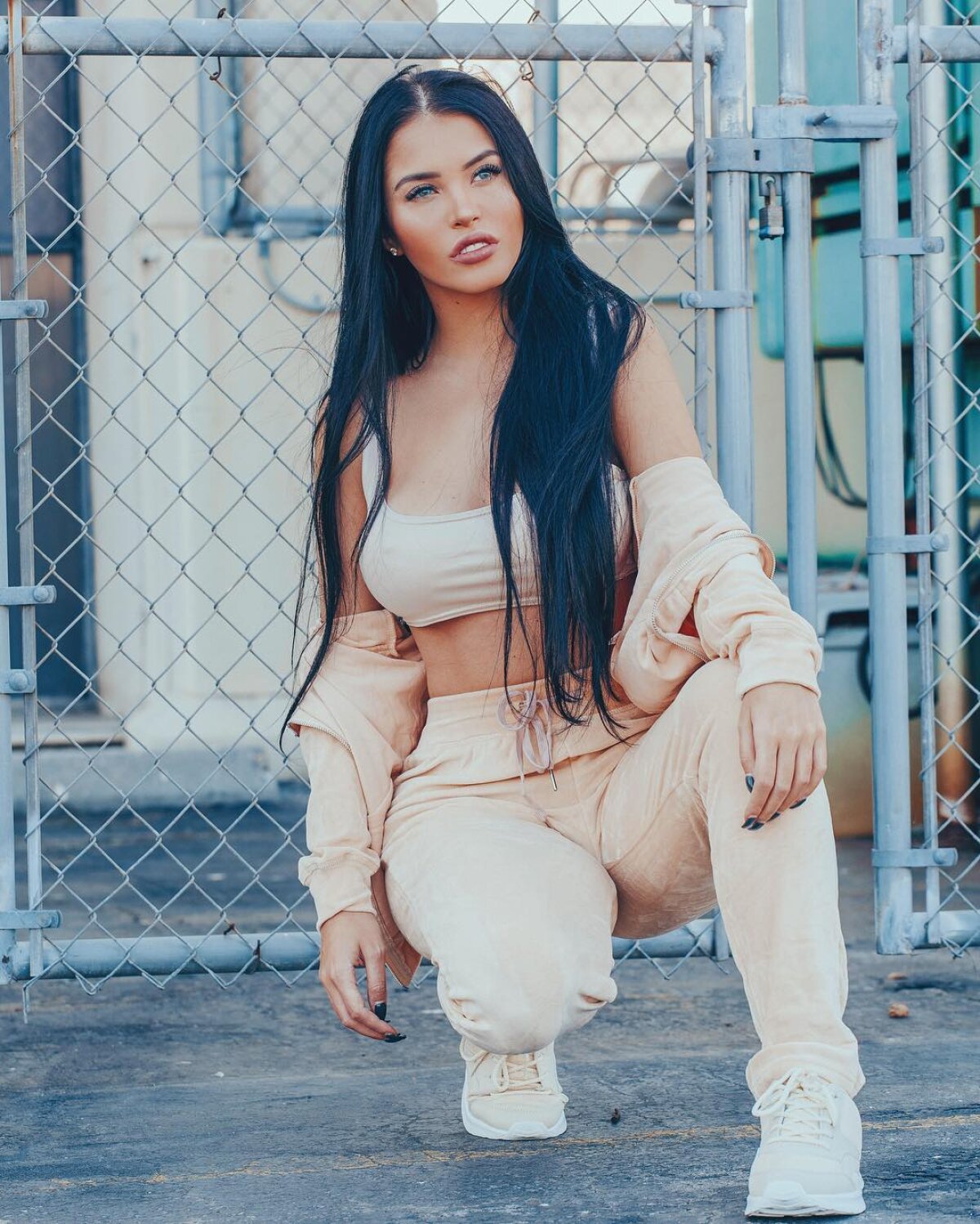 FOTO WOOOW!!! Toată lumea o confundă cu Megan Fox, dar în realitate e și mai focoasă! Arată INCENDIAR