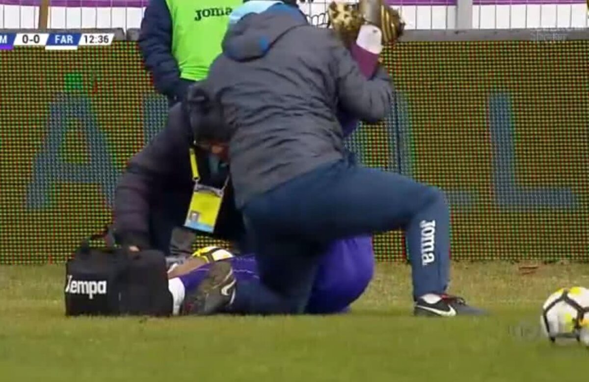 VIDEO + FOTO ȘOCANT Intrare îngrozitoare la un meci din liga secundă » Fotbalistul a fost scos cu ambulanța de pe teren, iar agresorul a primit doar "galben"