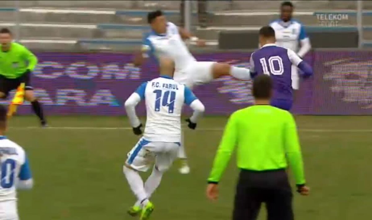 VIDEO + FOTO ȘOCANT Intrare îngrozitoare la un meci din liga secundă » Fotbalistul a fost scos cu ambulanța de pe teren, iar agresorul a primit doar "galben"