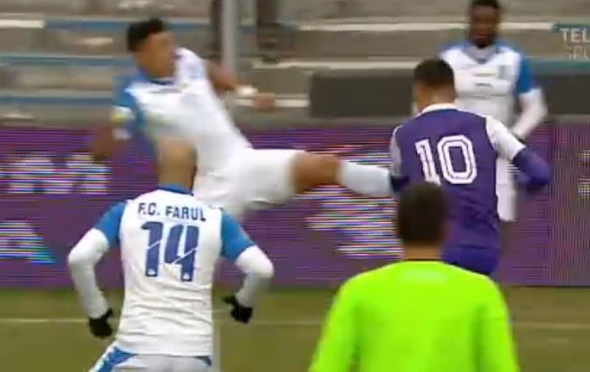 VIDEO + FOTO ȘOCANT Intrare îngrozitoare la un meci din liga secundă » Fotbalistul a fost scos cu ambulanța de pe teren, iar agresorul a primit doar "galben"