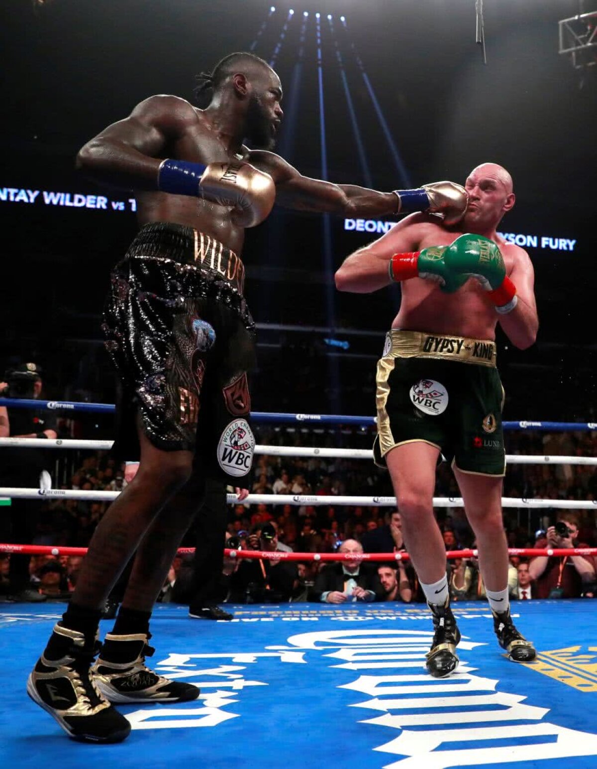 VIDEO+FOTO Furyos și iute » Verdict controversat în Wilder vs. Fury! Britanicul a dominat lupta, însă a fost pus de două ori la podea