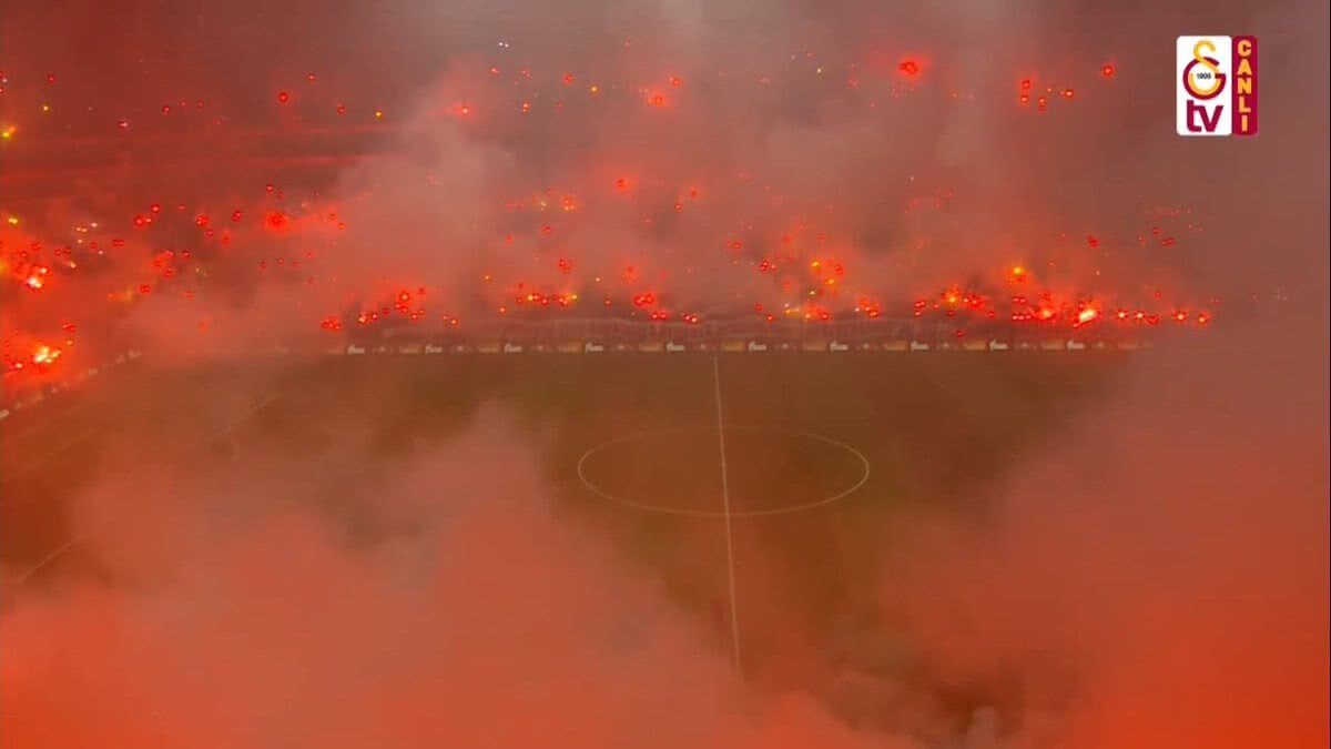 VIDEO+FOTO Atmosferă incendiară la antrenamentul lui Galatasaray » 45.000 de suporteri au colorat cerul în roșu