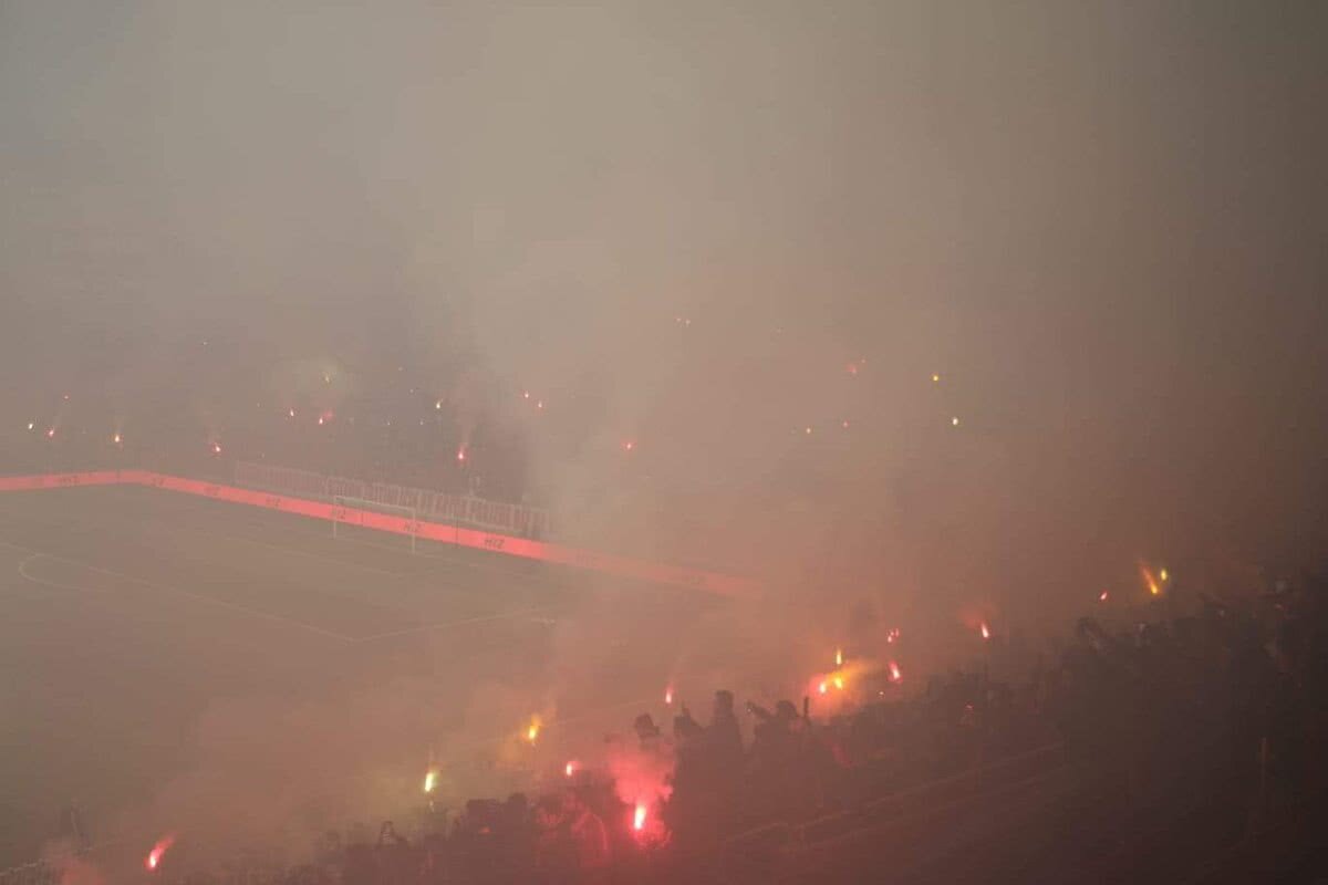 VIDEO+FOTO Atmosferă incendiară la antrenamentul lui Galatasaray » 45.000 de suporteri au colorat cerul în roșu