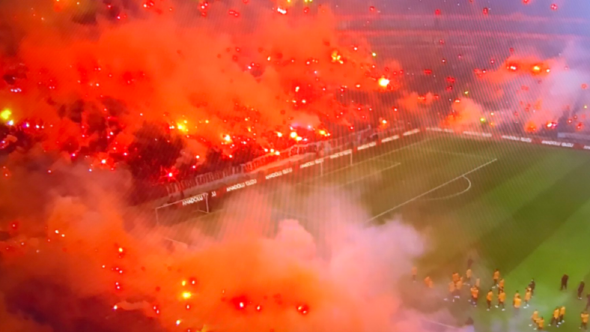 VIDEO+FOTO Atmosferă incendiară la antrenamentul lui Galatasaray » 45.000 de suporteri au colorat cerul în roșu