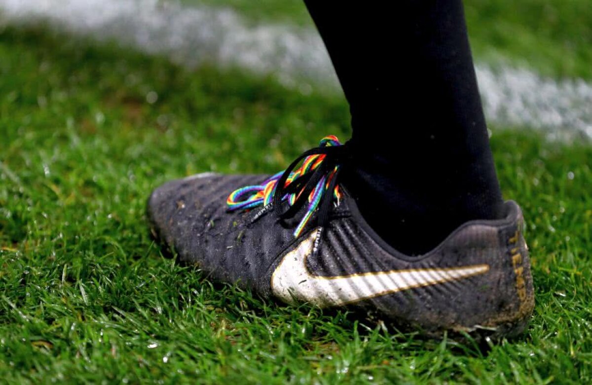 GALERIE FOTO + VIDEO Premieră la nivel mondial! Scenografie LGBT afișată la un meci din Premier League