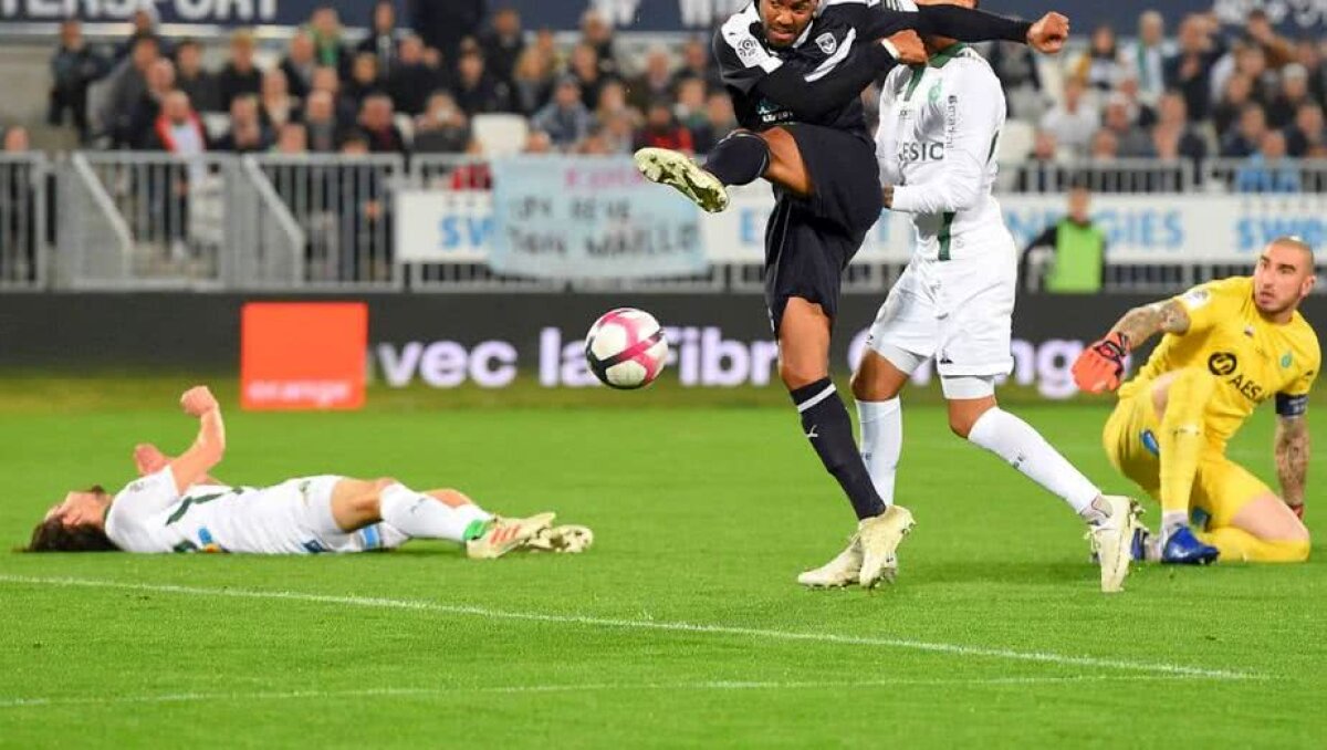 GALERIE FOTO Imagini terifiante în Franța! Accidentare horror la un meci din Ligue 1: și-a lovit colegul cu genunchiul în cap și l-a umplut de sânge!