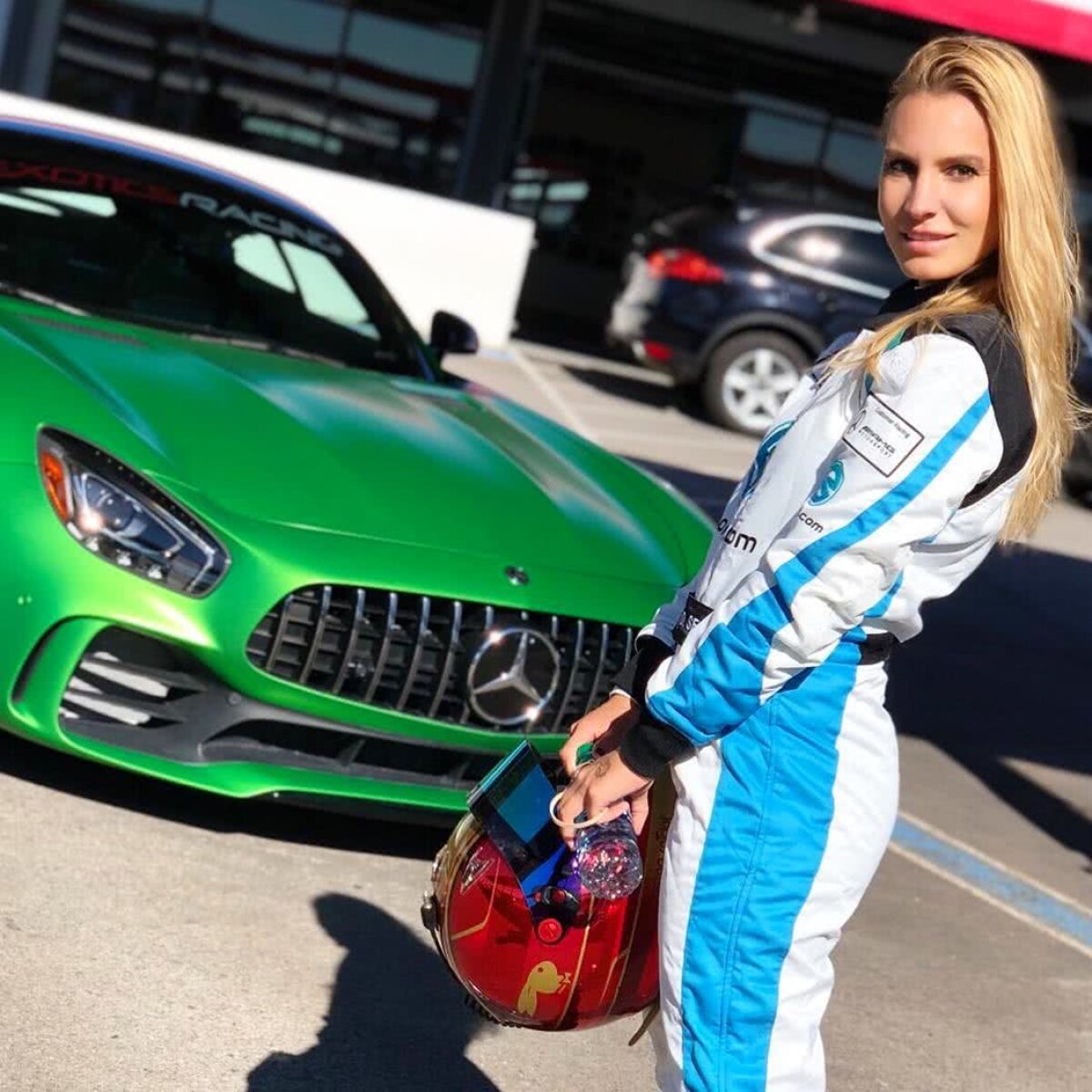 FOTO WOOW! Un fost iepuraș Playboy va concura pentru a ajunge în Formula 1