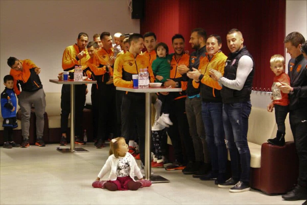 GALERIE FOTO Campioana CFR e în sărbătoare » Imagini de la petrecere: cadoul primit de Conceicao