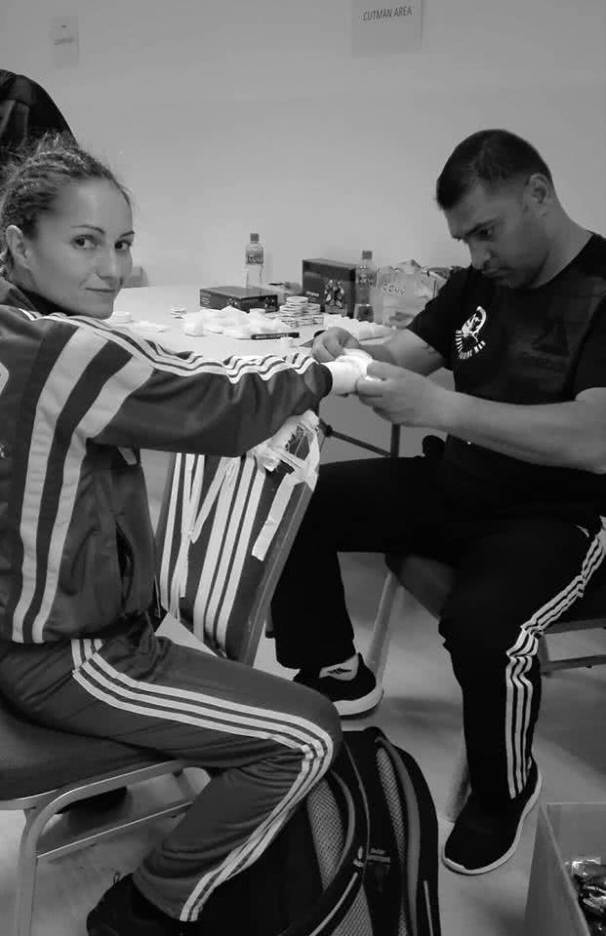 FOTO Șoarecele de birou cu aur în MMA » Povestea campioanei mondiale Raluca Dinescu