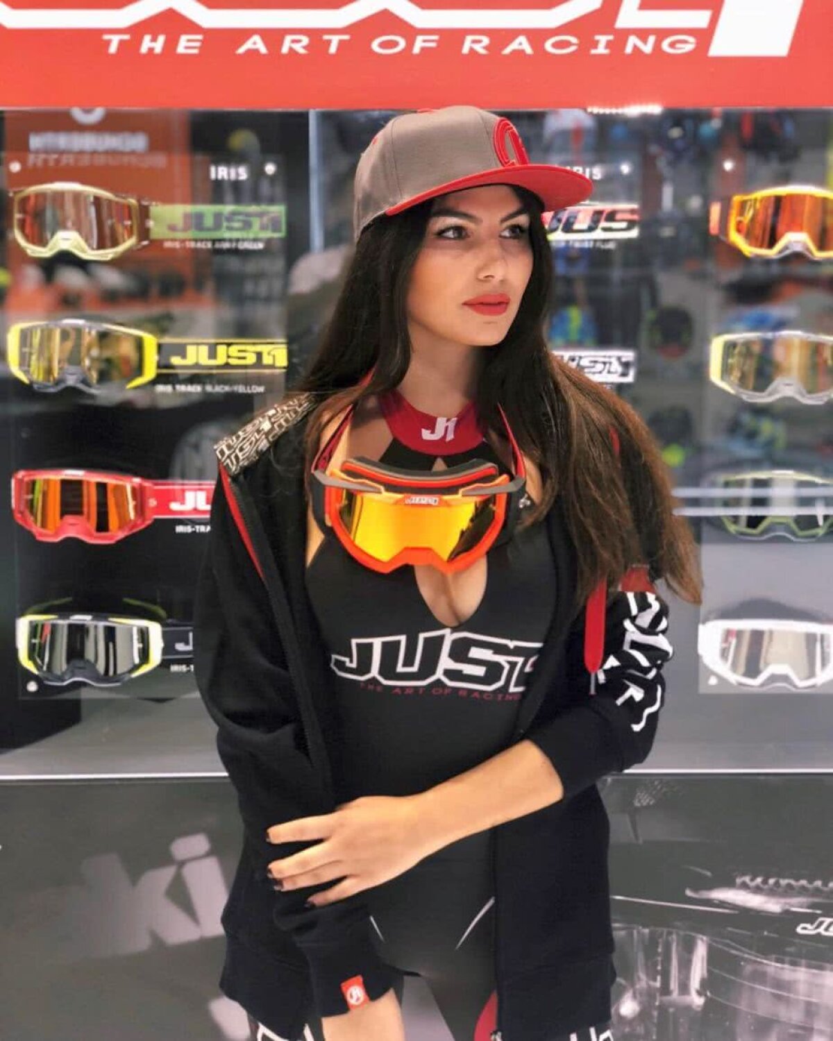 GALERIE FOTO  Adoră caii putere și cursele! Rebecca, cea mai fierbine prezență din motorsport