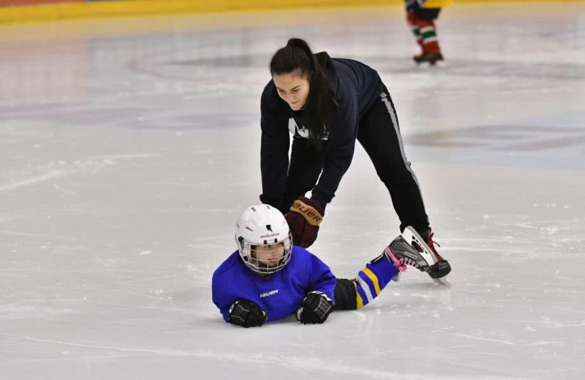 Fetele cu crosa și pucul » Corona Brașov are echipă de hochei formată din fete care au între 4 și 12 ani