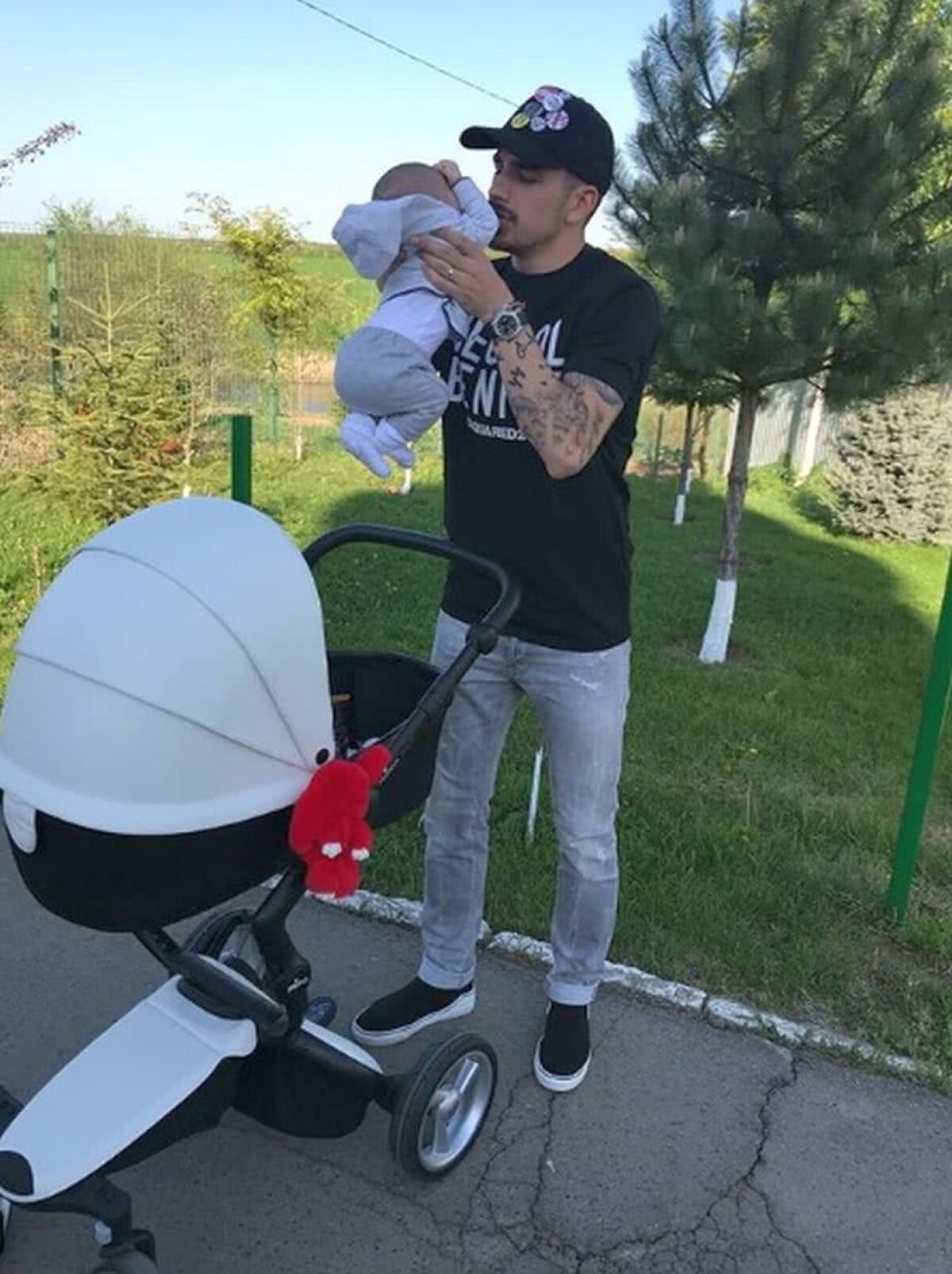 INSTASPORT // FOTO Soția, fotbalul și copilul » Cum arată contul de Instagram al lui Sergiu Hanca, cel mai vechi fotbalist de la Dinamo