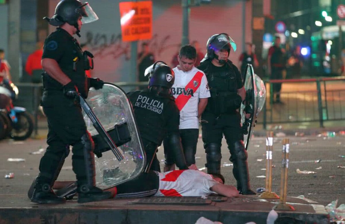 GALERIE FOTO Imagini șocante la Buenos Aires! Fanii lui River s-au dezlănțuit pe străzi după triumful din Copa Libertadores