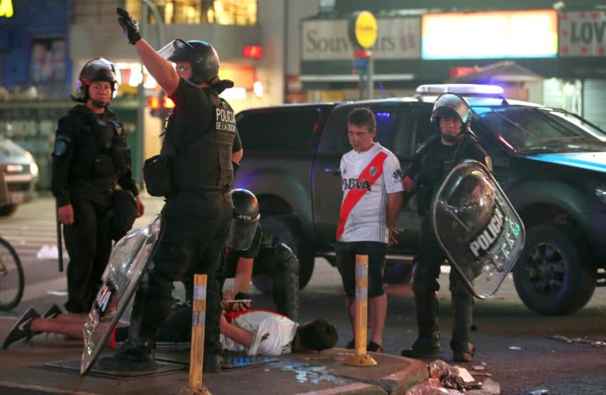 GALERIE FOTO Imagini șocante la Buenos Aires! Fanii lui River s-au dezlănțuit pe străzi după triumful din Copa Libertadores
