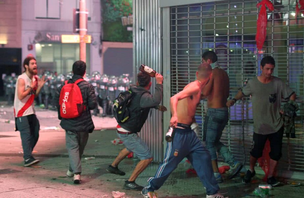 GALERIE FOTO Imagini șocante la Buenos Aires! Fanii lui River s-au dezlănțuit pe străzi după triumful din Copa Libertadores