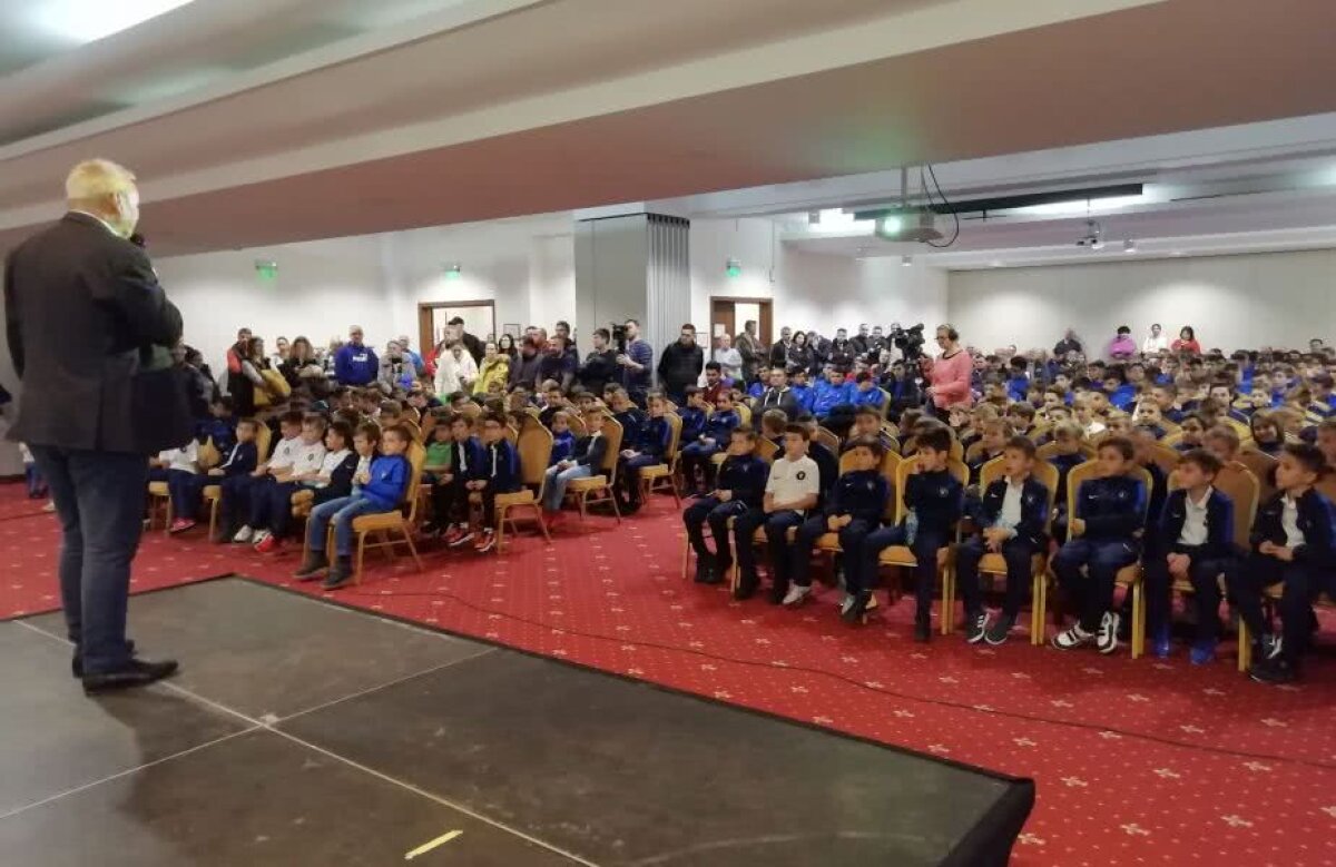 Zi de sărbătoare la Academia Hagi » Premii pentru cei mai buni jucători și antrenori de la toate categoriile de vârstă