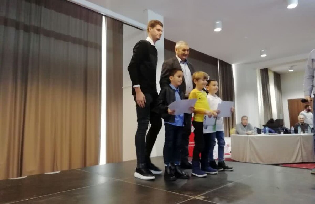 Zi de sărbătoare la Academia Hagi » Premii pentru cei mai buni jucători și antrenori de la toate categoriile de vârstă