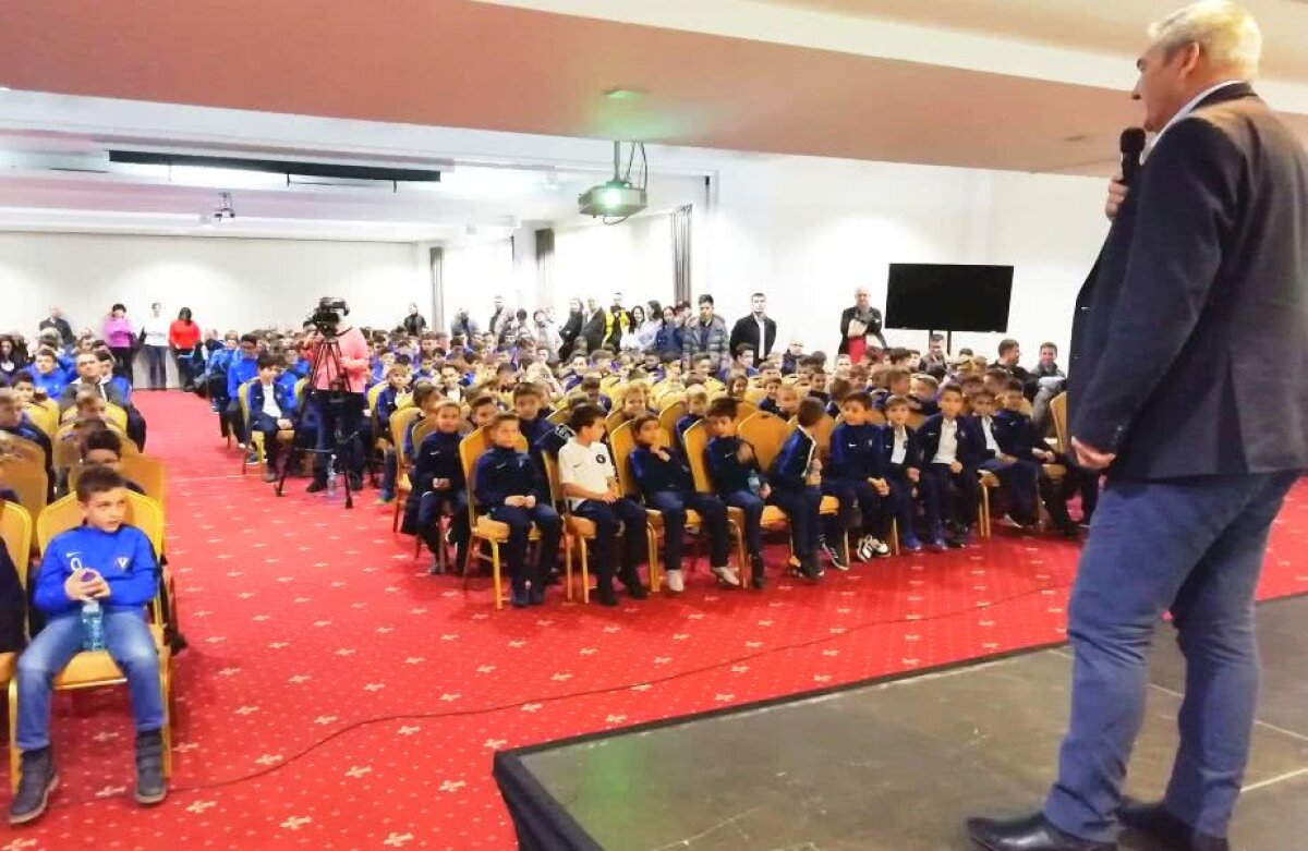 Zi de sărbătoare la Academia Hagi » Premii pentru cei mai buni jucători și antrenori de la toate categoriile de vârstă