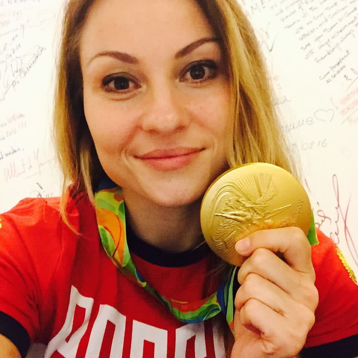 ROMÂNIA - RUSIA // GALERIE FOTO Toți ochii pe miniona nonconformistă din lotul Rusiei! Imaginile controversate postate de-a lungul timpului