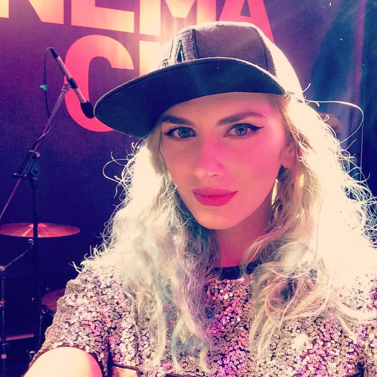 GALERIE FOTO INCENDIARĂ Blonda superbă de la "Vocea României" » Alina Coltan e fermecătoare, dar și un artist complex!