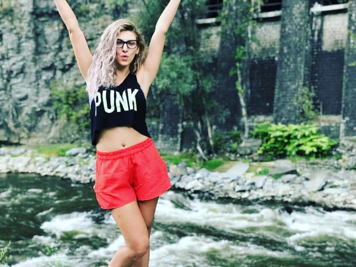 GALERIE FOTO INCENDIARĂ Blonda superbă de la "Vocea României" » Alina Coltan e fermecătoare, dar și un artist complex!