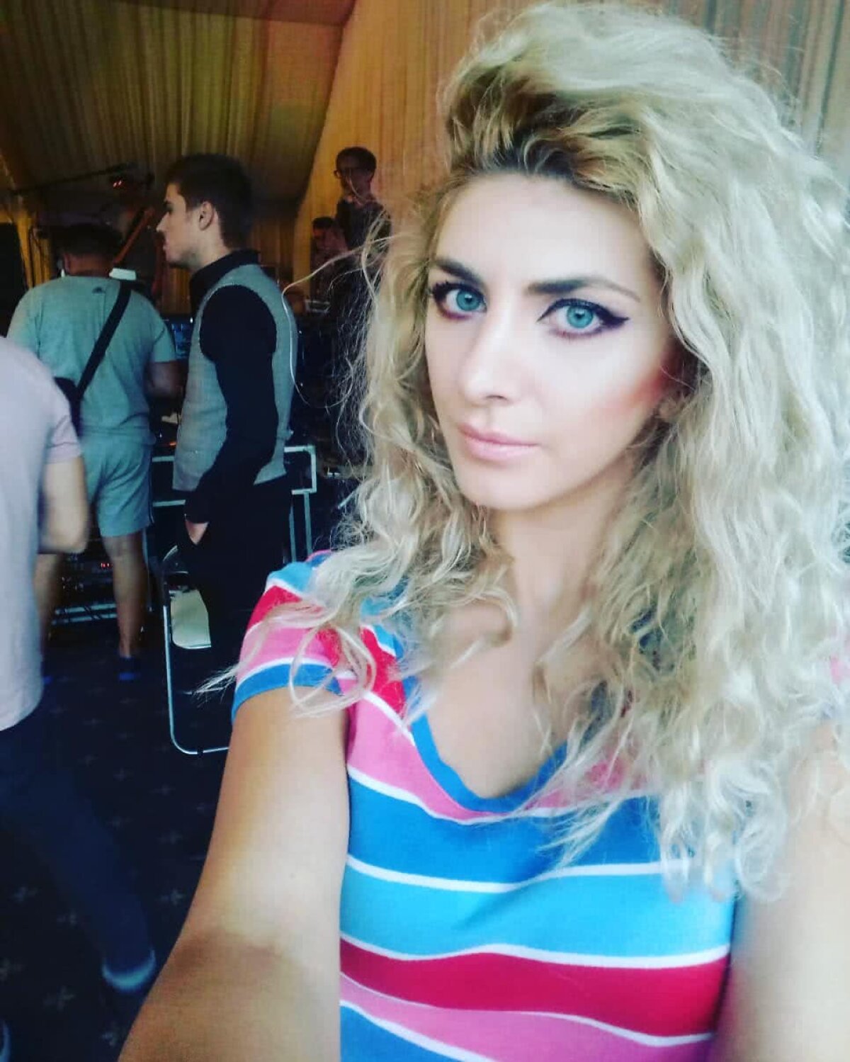 GALERIE FOTO INCENDIARĂ Blonda superbă de la "Vocea României" » Alina Coltan e fermecătoare, dar și un artist complex!