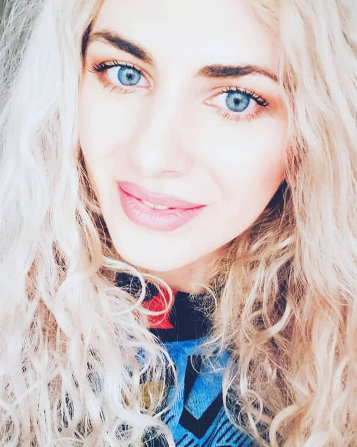 GALERIE FOTO INCENDIARĂ Blonda superbă de la "Vocea României" » Alina Coltan e fermecătoare, dar și un artist complex!